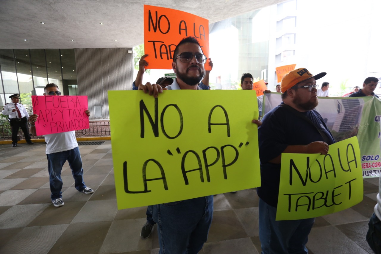 Los taxistas exigieron que los diputados intervengan en el tema. Foto: Raúl Palacios