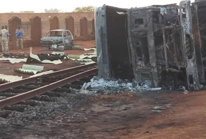 Según testigos, el camión volcó en unas vías del tren. (Especial)
