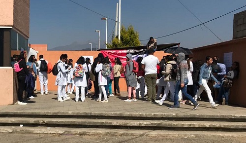 Los alumnos esperan hablar con el Rector. (Abadiel Martínez)
