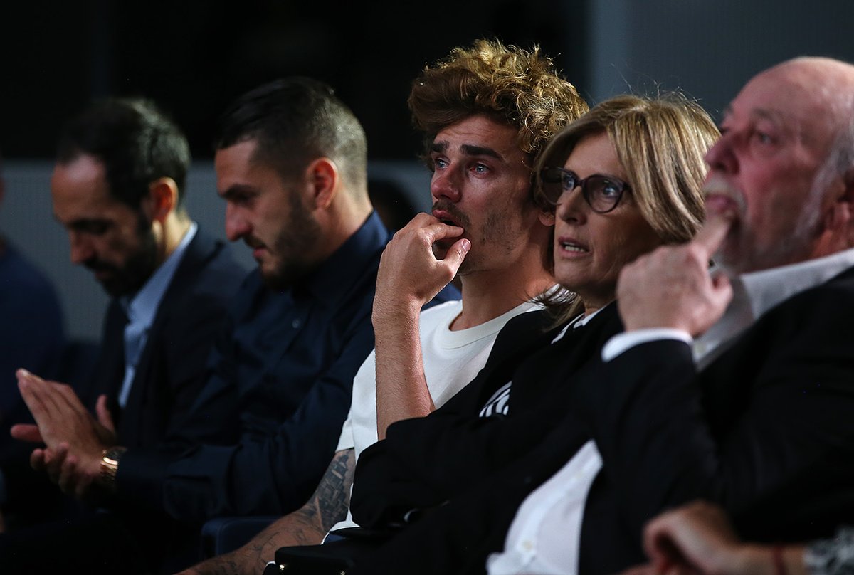 Antoine Griezmann llora durante la despedida de Godín del Atlético de Madrid (Twitter @Atleti)