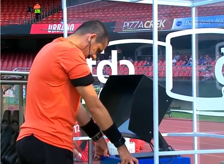 Árbitro reza al VAR previo a partido de futbol en Brasil (Especial)