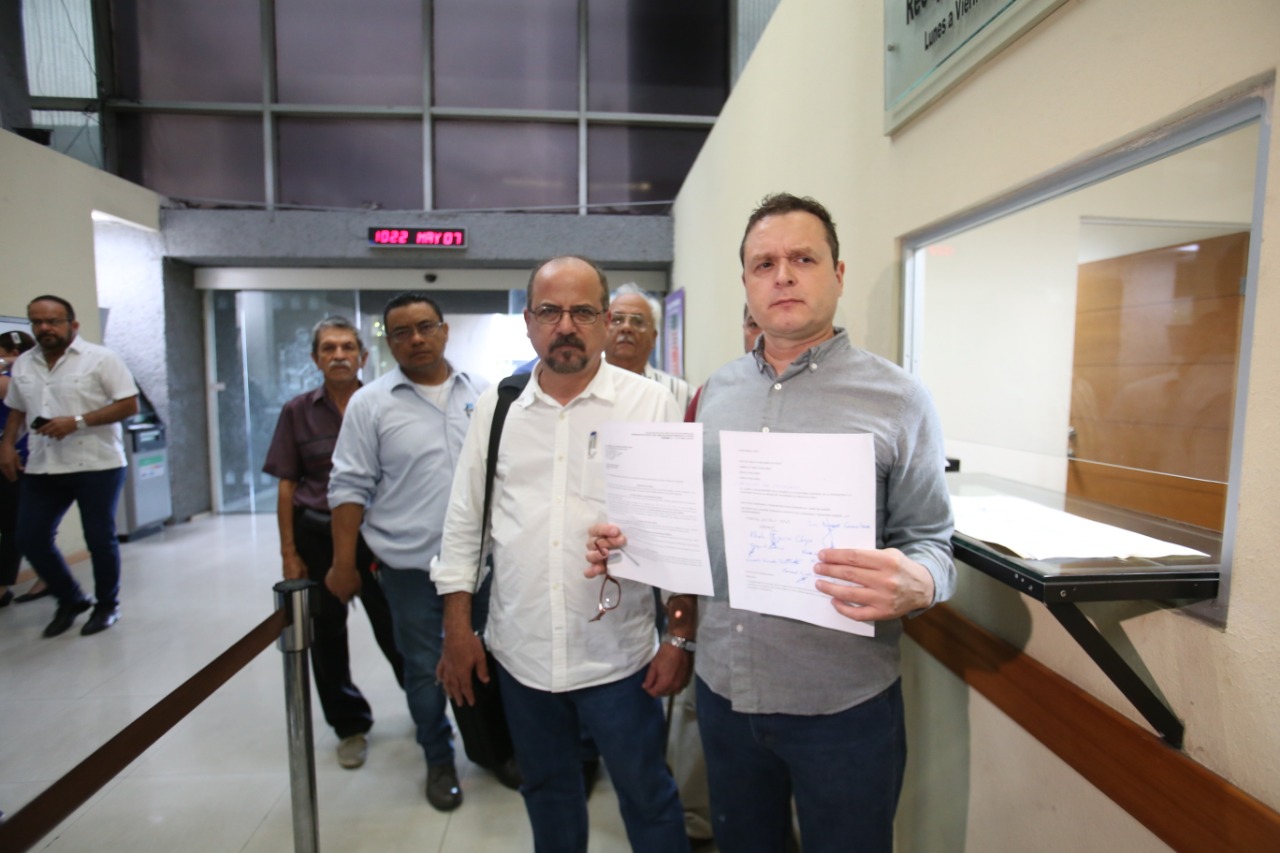 Ciudadanos presentaron un exhorto para darle celeridad a las peticiones de juicio político contra "El Bronco". Foto: Leonel Rocha