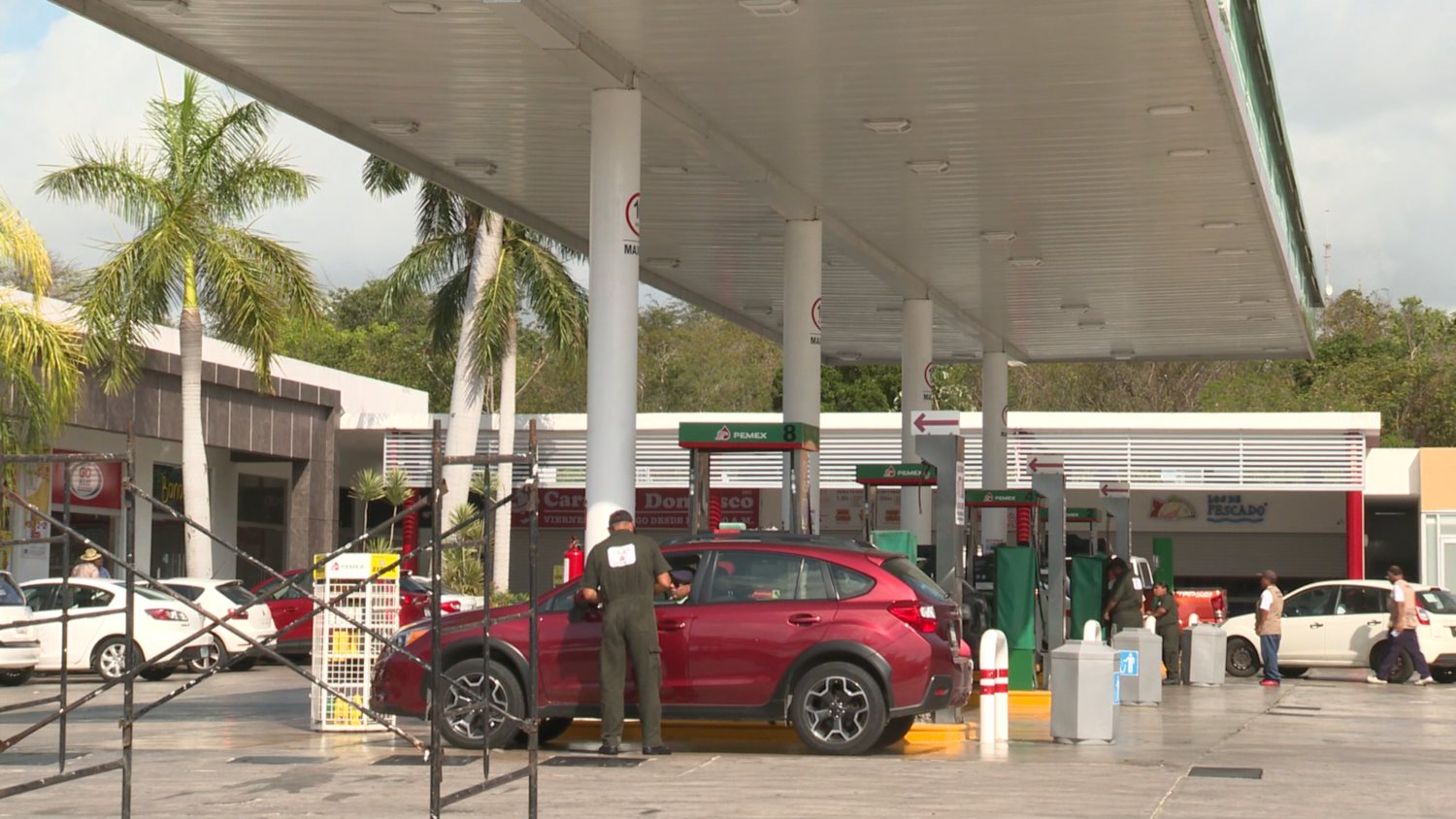 La gasolinera se encuentra cerca de la zona costera de Cancún. (Alejandro Vázquez )