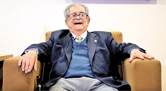 Antes de ingresar al hospital, el autor de "Quince poetas del mundo náhuatl" trabajaba en sus memorias. Araceli López