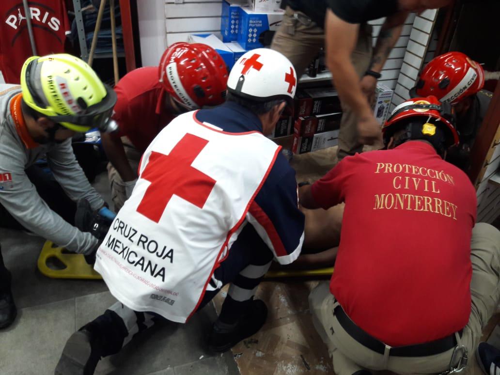 El menor fue trasladado al Hospital Civil por paramédicos de la Cruz Roja para su valoración. Foto: Especial