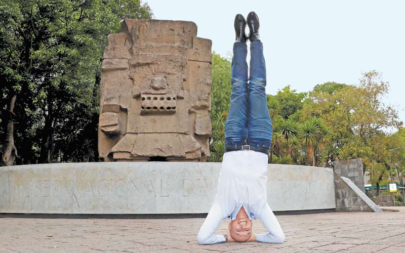 Salvador Guerrero combate con yoga el insomnio que lo acompaña desde niño. (Especial)