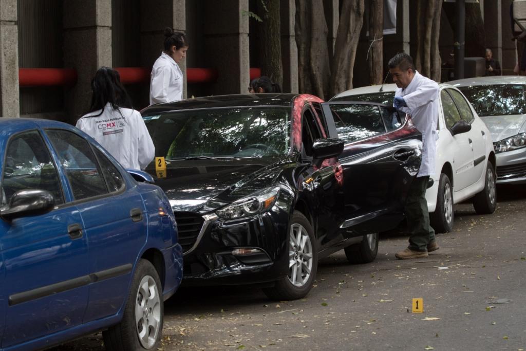 Tres sujetos intentaron de robar el auto del periodista Héctor de Mauleón, pero su escolta lo evitó al matar a uno y herir a otro. (Cuartoscuro)