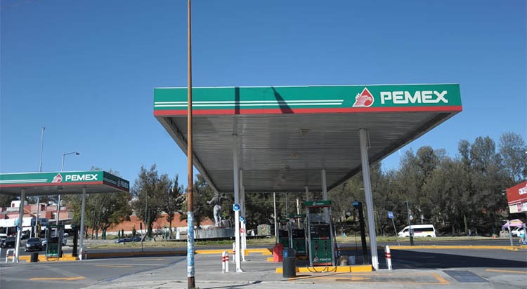 Usuarios de las gasolineras se quejaron de que no les despachen litros completos (Adolfo Tenahua)