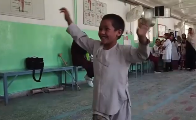 En el video se puede ver a Sayed Ahmad Rahman interpretando los pasos de una danza tradicional.