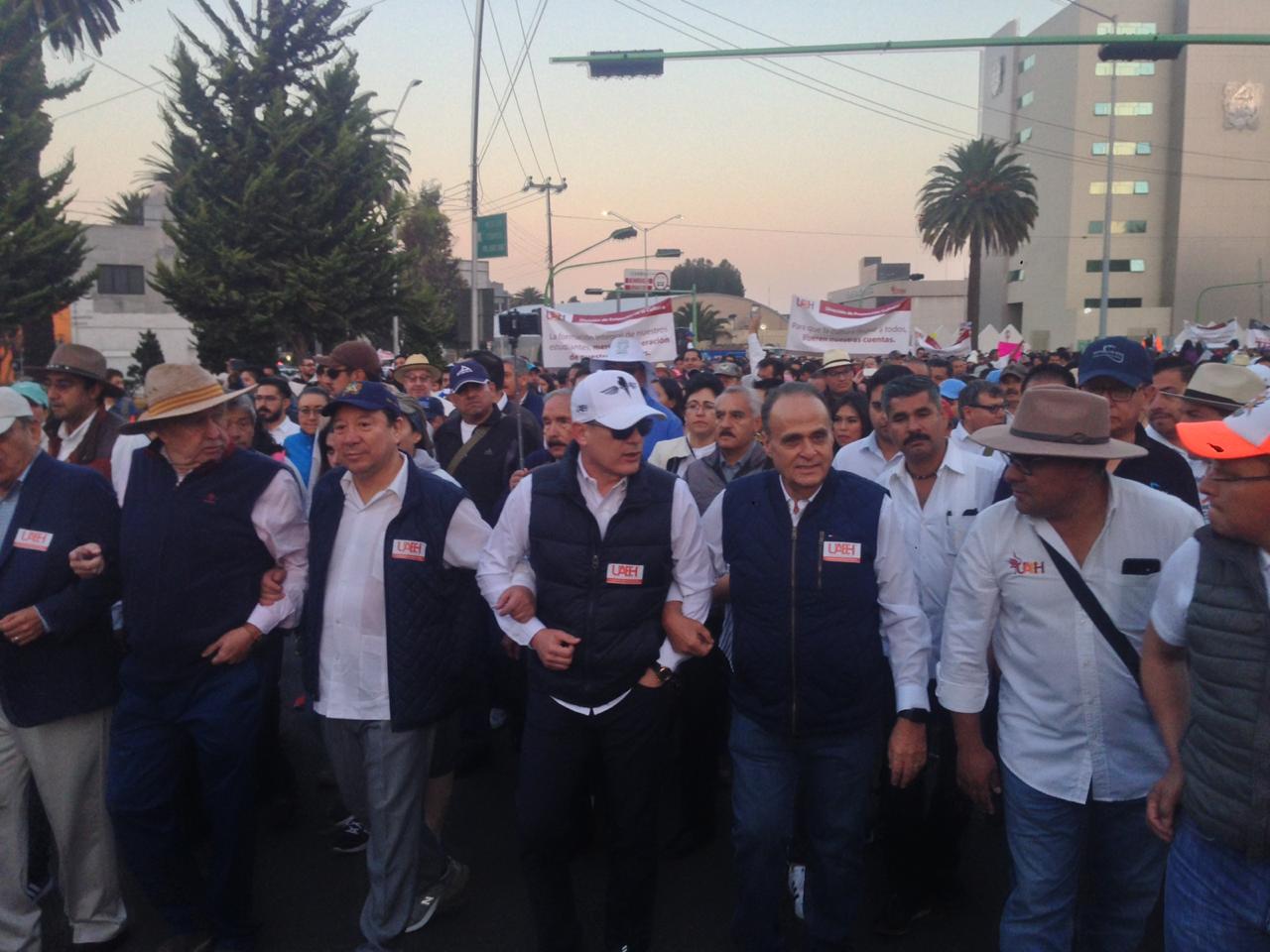 El contingente se dirige a la Plaza Juárez de Pachuca. (Teodoro Santos)