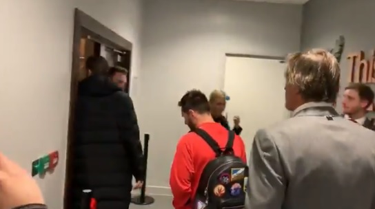 Lionel Messi se retira cabizbajo del Anfield (Especial)