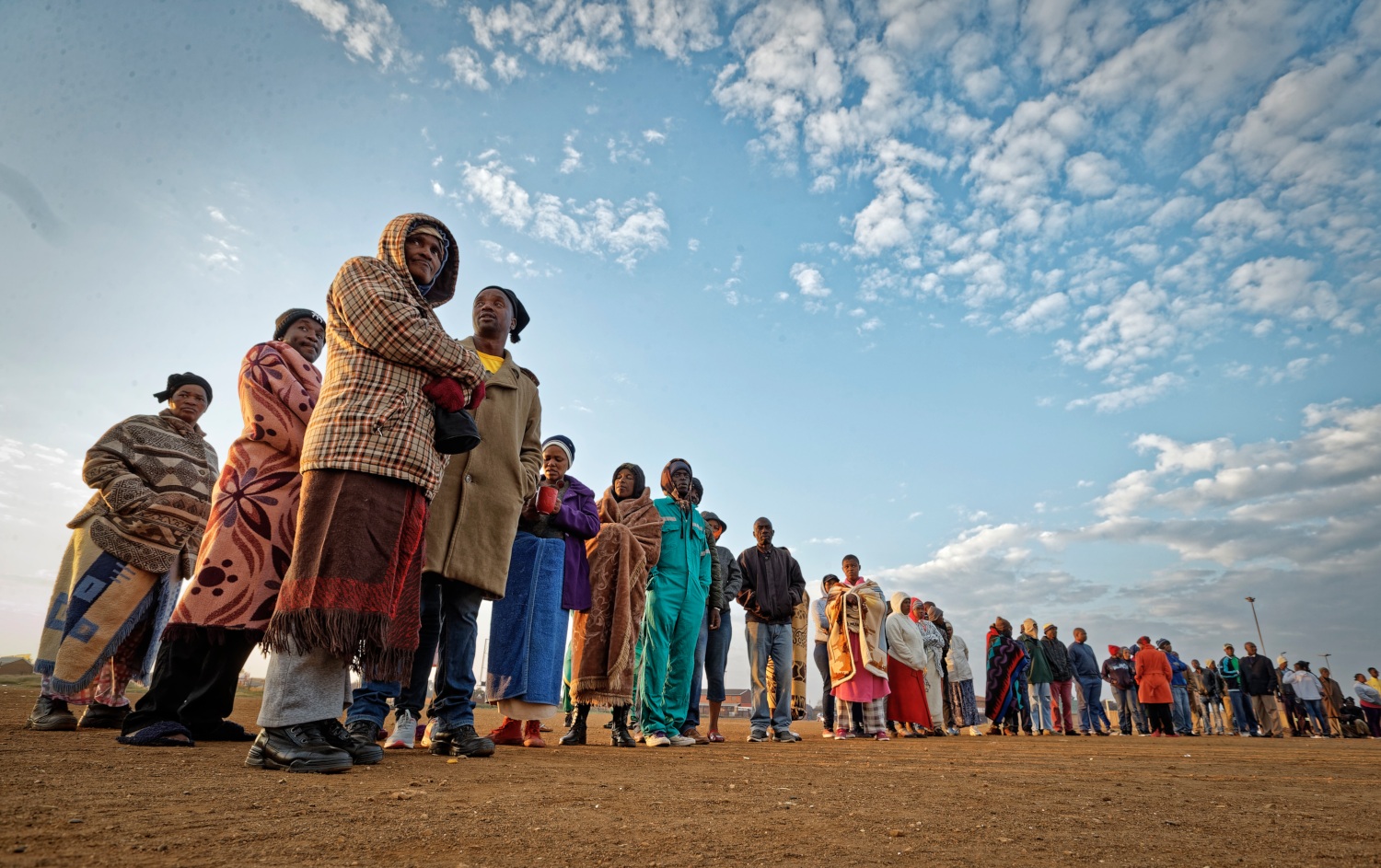 Sudáfrica. Ciudadanos hacen fila a primera hora para emitir sus votos en Johannesburgo. (AP)