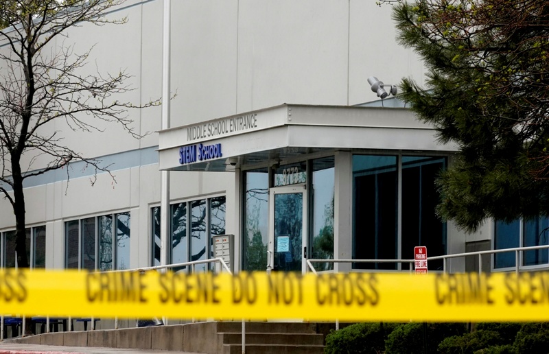 El tiroteo que dejó un muerto y ocho heridos en una escuela de los suburbios de Denver. (Reuters)