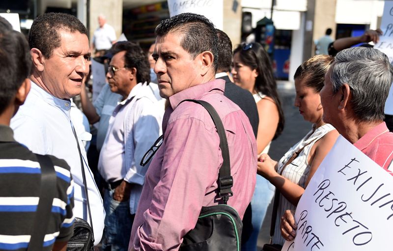 El titular de la Sedeso en Morelos, Gilberto Alcalá (centro), y el empresario Jesús García (izquierda), conversan antes de la balacera. / EFE