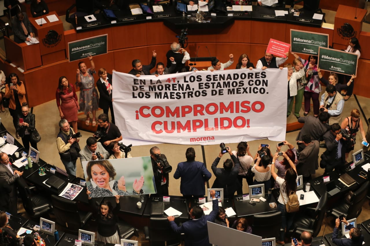 Tras aprobar la reforma educativa, senadores de Morena ondearon una manta con la leyenda “Compromiso cumplido” (Javier Ríos)