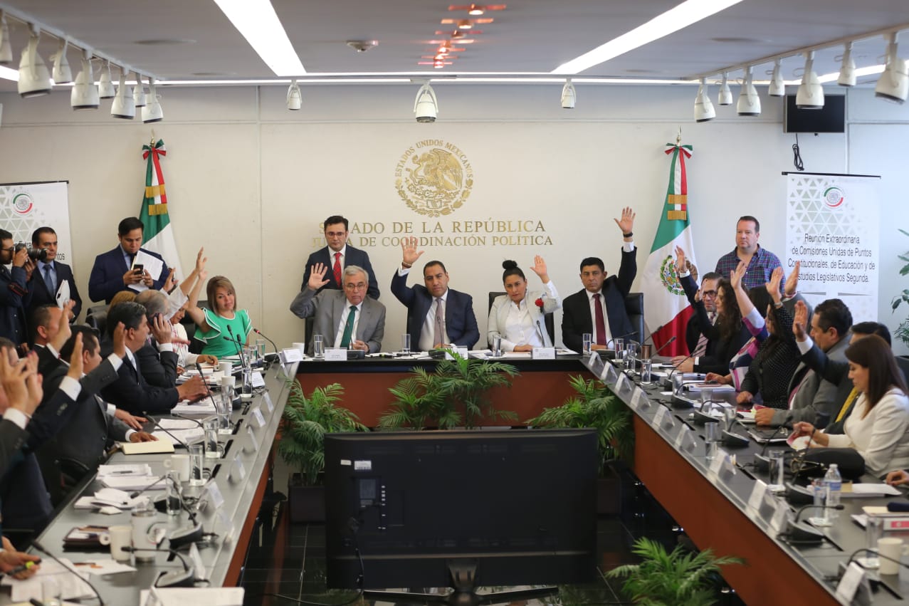 Se aprueba en comisiones la reforma educativa en el senado.  Javier Ríos