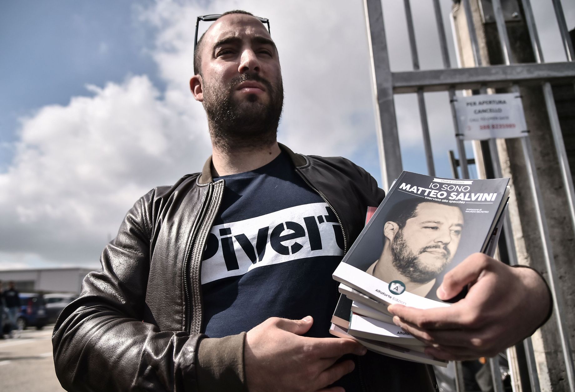 El editor Francesco Polacchi se presentó a protestar en la Feria de Libro de Turín.