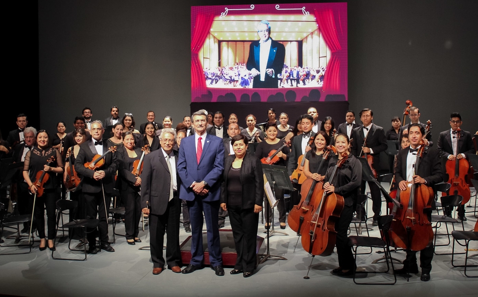 Homenaje a director de orquesta de la UAT