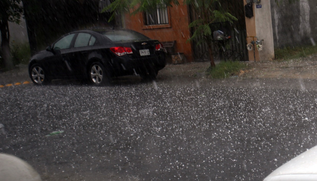 La tarde de este jueves se presentó caída de granizo y fuertes lluvias. Foto: Leonel Rocha