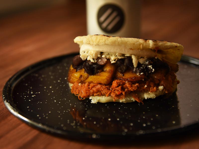 Las arepas se comen con la mano para disfrutarlas (Cortesía)