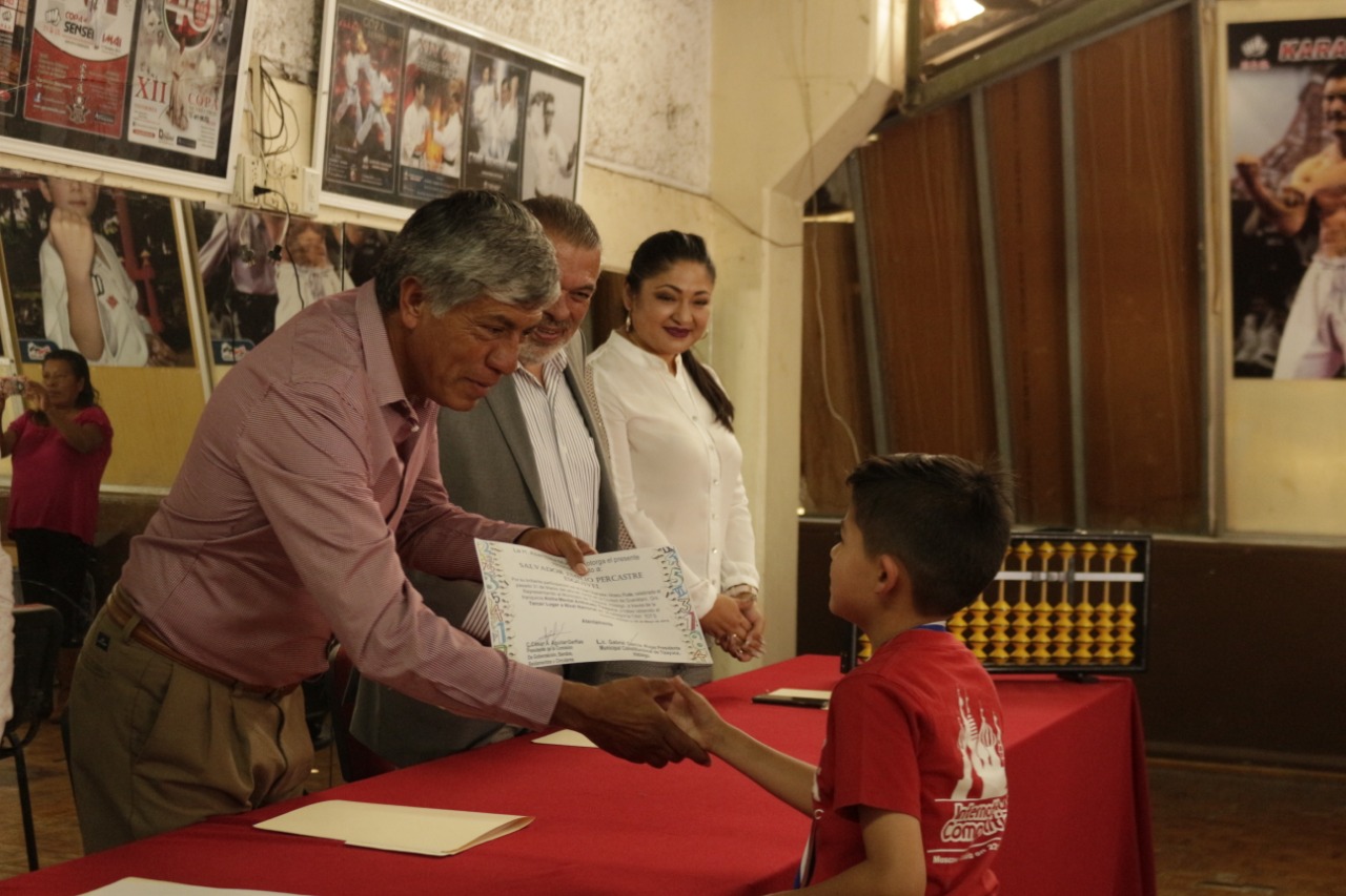 Ayuntamiento de Tizayuca reconoce a niñas y niños ganadores en concurso nacional de cálculo mental. (Cortesía)