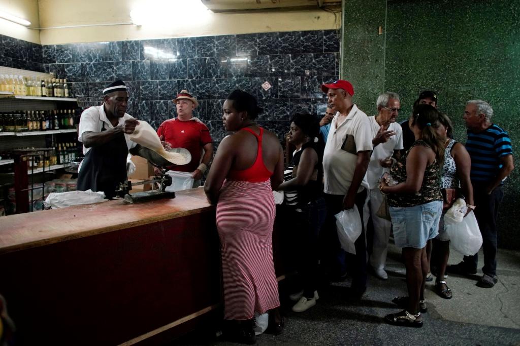 Otros, como la carne de pollo, se mantendrán en comercialización libre pero con un tope de venta de hasta cinco kilogramos. Reuters