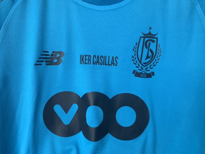 Guillermo Ochoa homenajea a Iker Casillas (Twitter @Standard_RSCL)