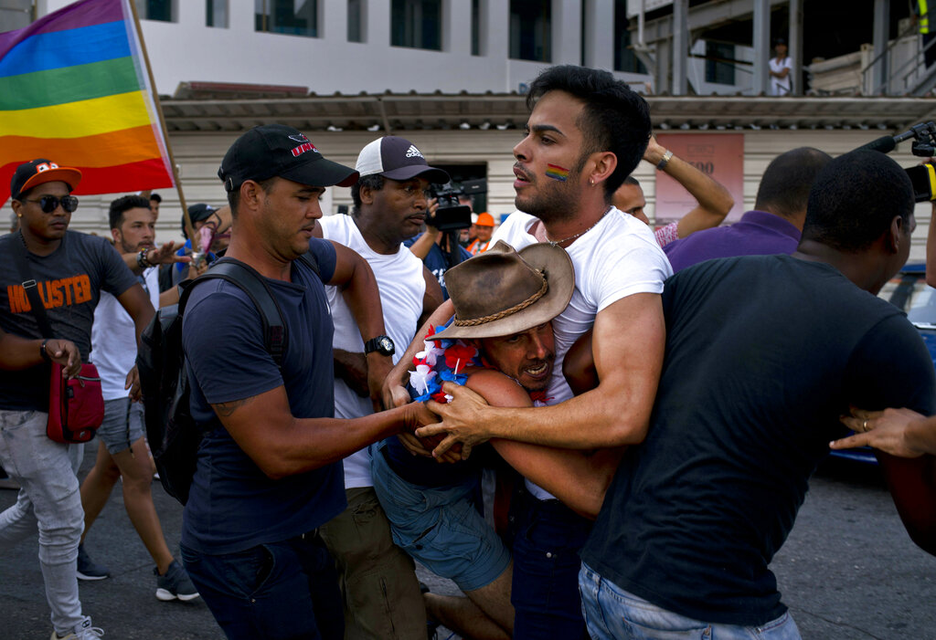 Los activistas gay no recibieron autorización para su marcha.  AP