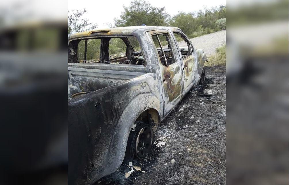 Las autoridades investigan aparentes señales de balazos en el vehículo tipo Frontier. (Especial)