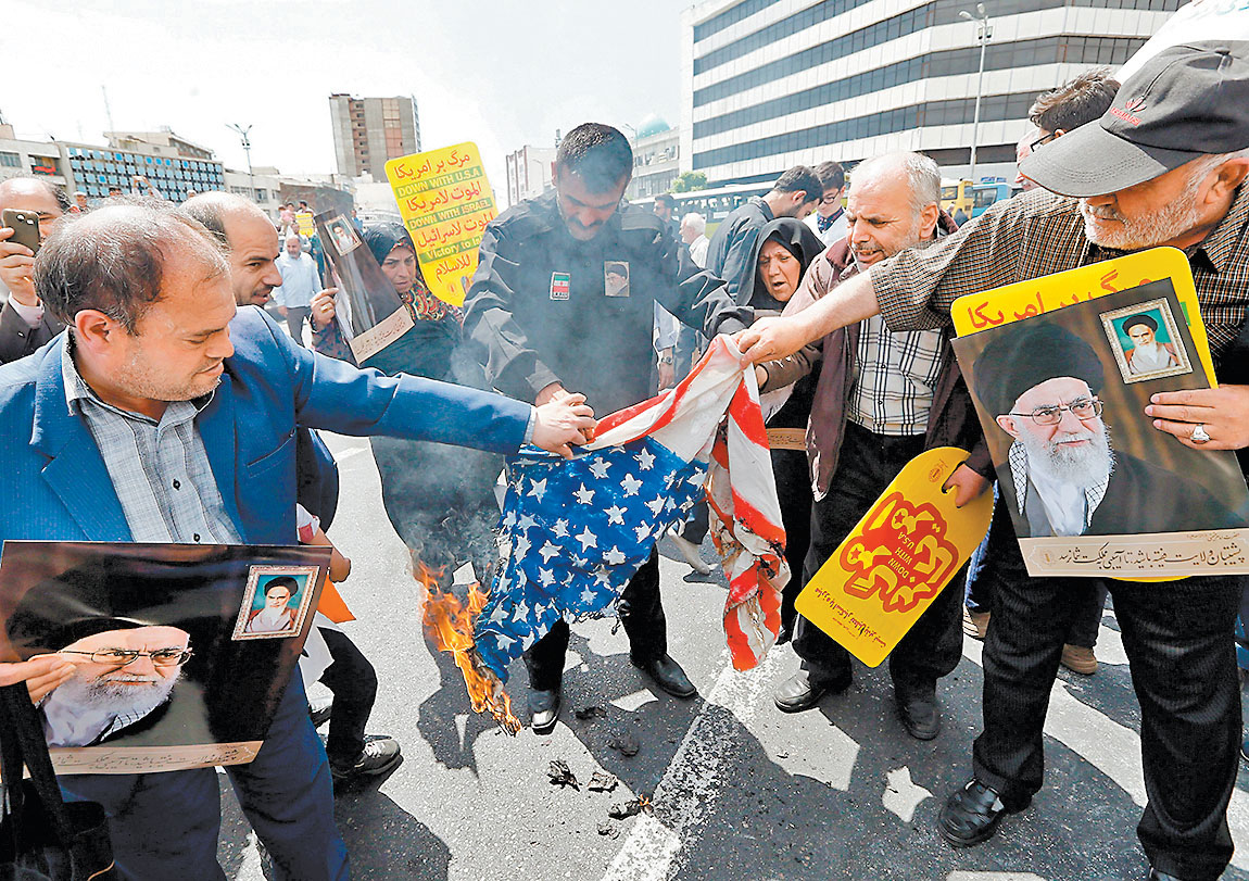 Los iraníes quemaron la bandera estadunidense y gritaron frases como “Muerte a EU”. (EFE)