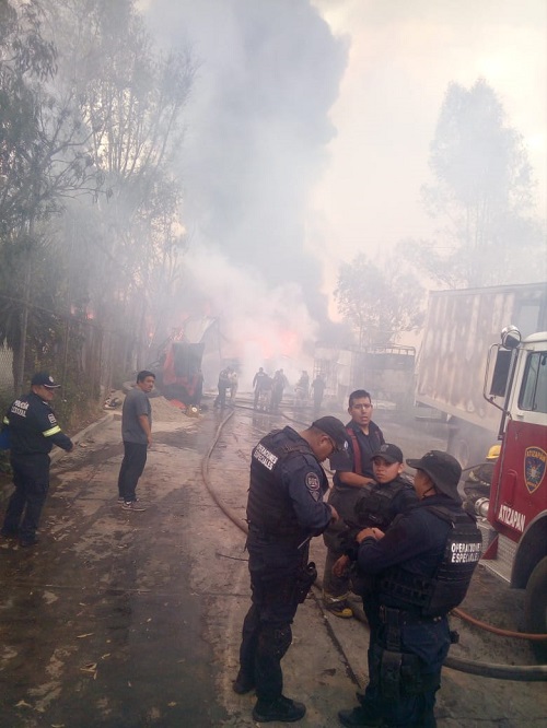 Los bomberos trabajan en la zona. (Especial)