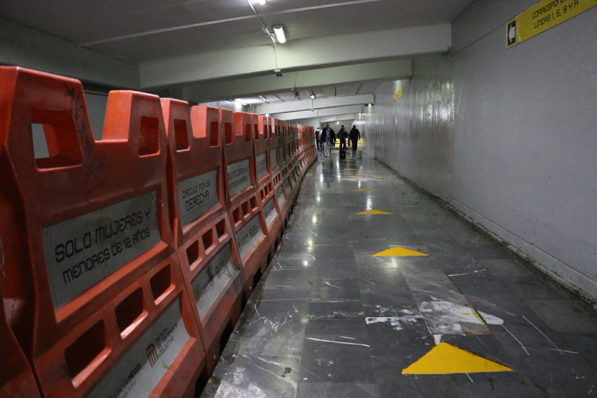 Policías del Metro retiraron a vendedores ambulantes del túnel que conecta con el Mexibus. (Especial)