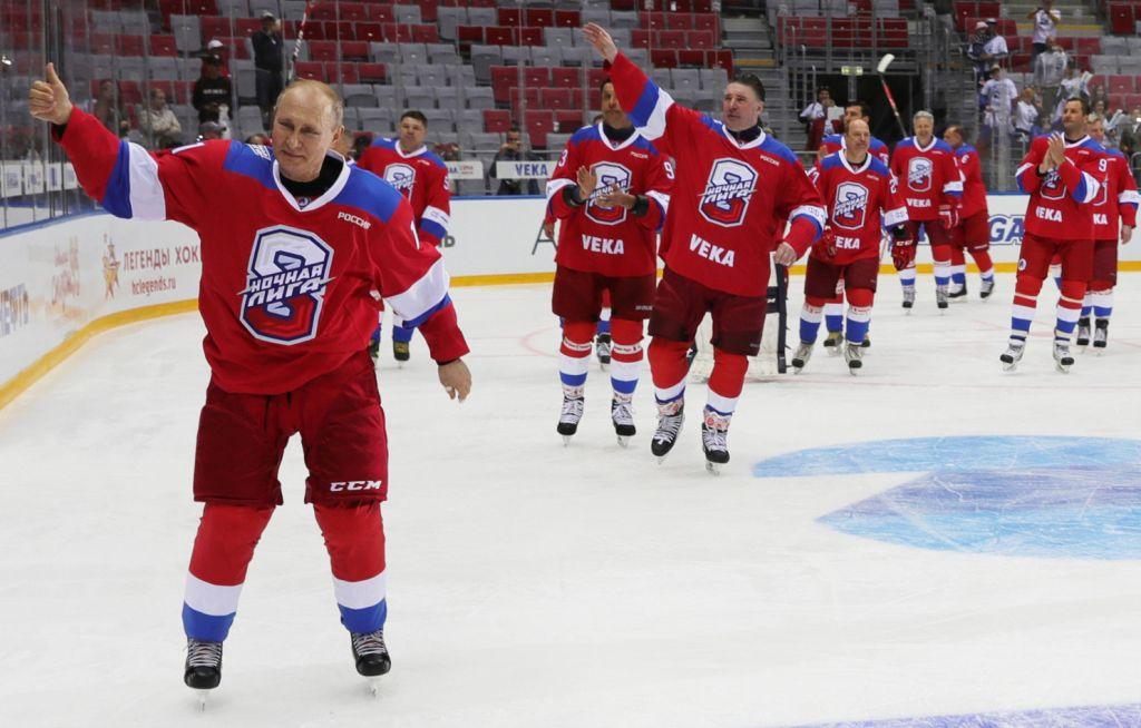 Putin se pone los patines varias veces al año para disputar partidos benéficos. AFP