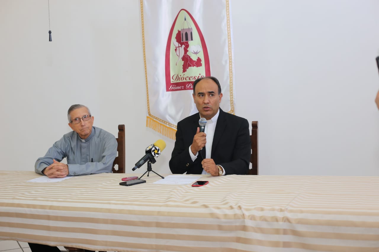 Vicario Julio Carrillo Gaucín y administrador de la diócesis de Gómez Palacio, Luis Herrera. (Rolando Riestra)