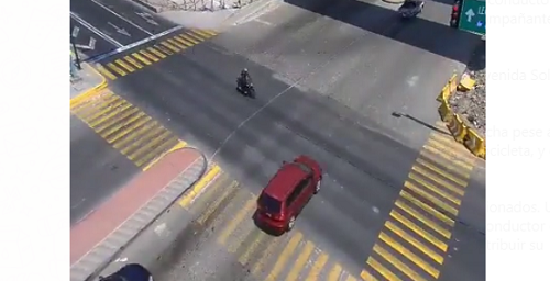 Al parecer la camioneta se pasó el alto. (Especial)