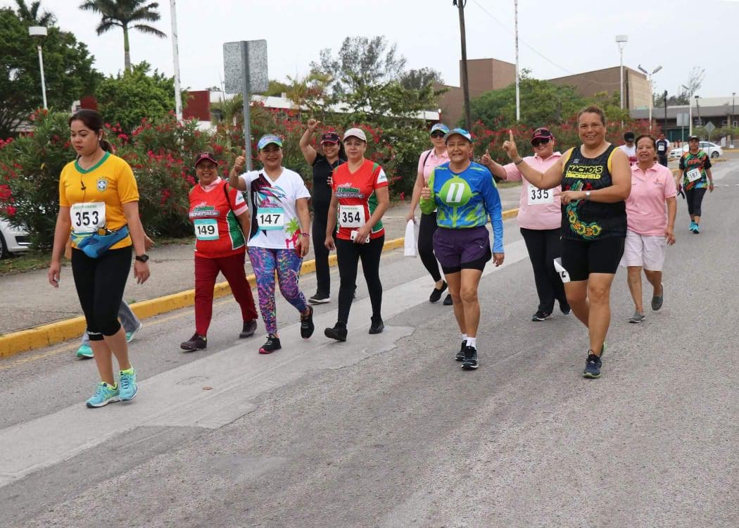 Atletas corren contra el cáncer.