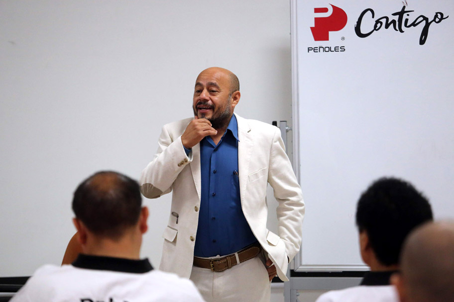 El autor del libro, además de ser artemarcialista es también profesor de taekwondo. (Rolando Riestra)