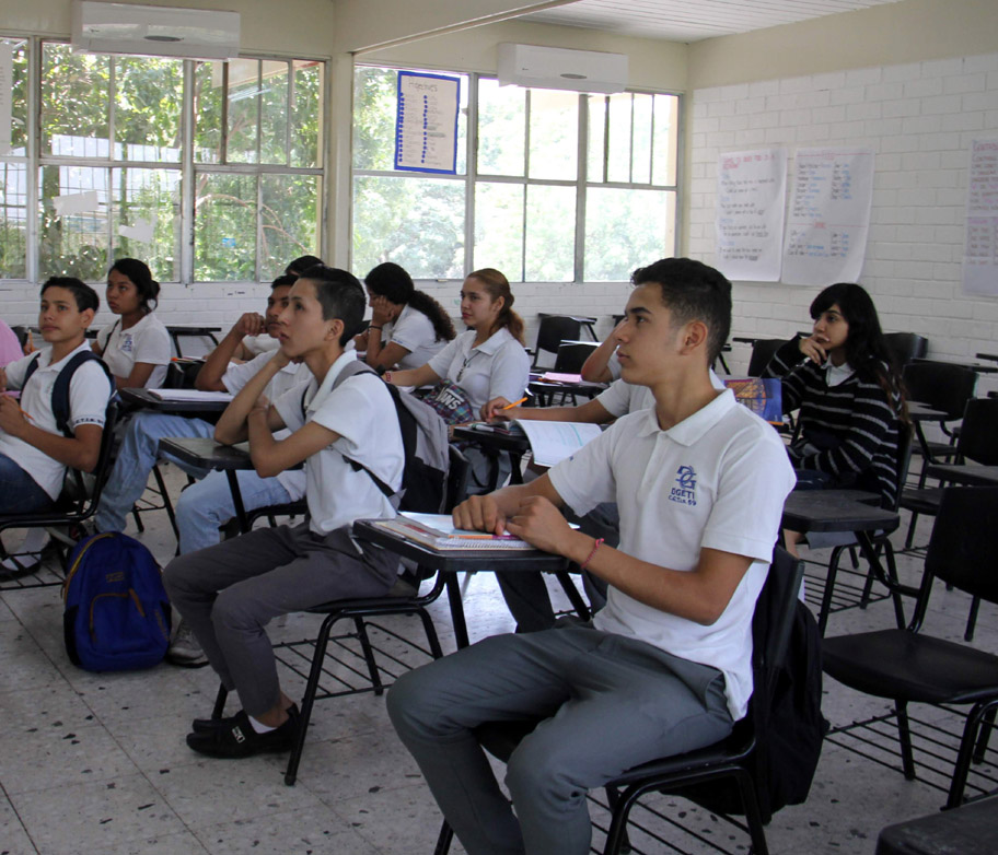 En Coahuila los padres de familia y los directivos acuerdan la apariencia de los estudiantes. (Michael Nájera)