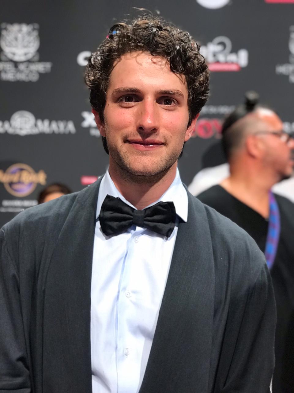 Darío Yazbek llega a la ceremonia de entrega de premios como parte del elenco de 'La casa de las flores' (Ivett Salgado)