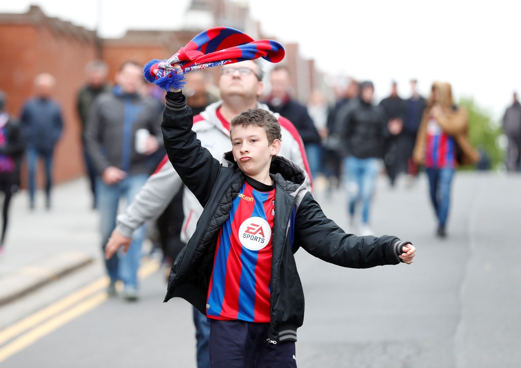 En el último juego de la temporada del Crystal Palace, el médico del club fue insultado por unos niños (Reuters)