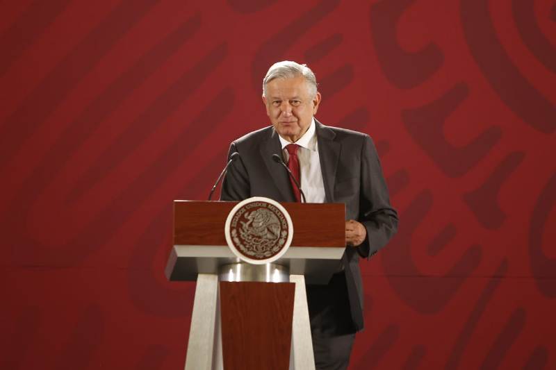 El Presidente entregó a los maestros las medallas Ignacio Manuel Altamirano y Othon Salazar por 40 años de trabajo (Héctor Téllez)