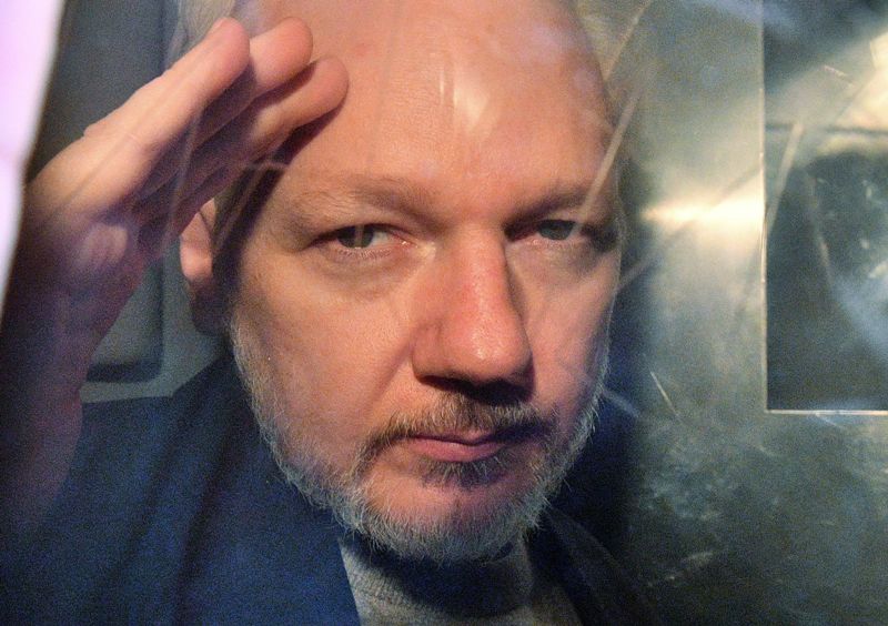 Assange, arrestado el 11 de abril en la embajada de Ecuador en Londres, permanece retenido en una prisión de Londres. (AFP)