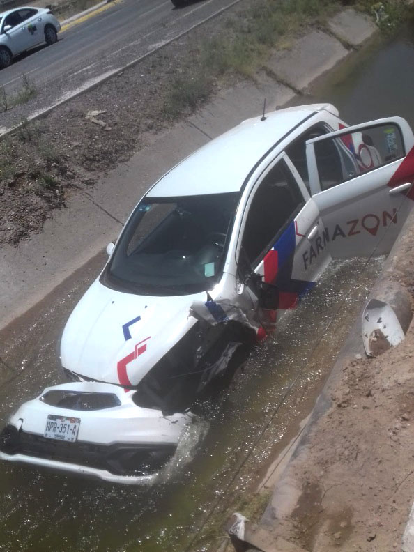 Pierde el control de su auto y termina dentro de canal en Durango ...