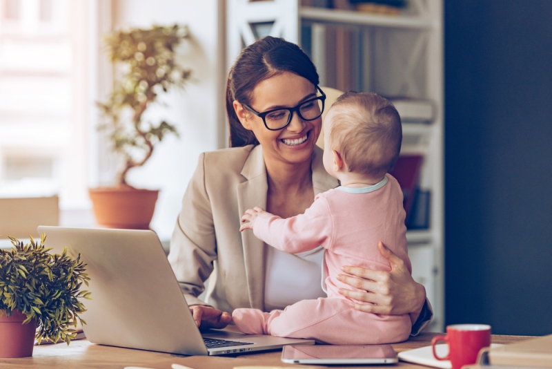 Dos encuestas revelaron los beneficios de ser una mamá trabajadora. (Shutterstock)