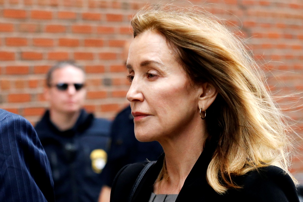 Felicity Huffman se declaró culpable del fraude universitario; le fijarán sentencia el 13 de septiembre (Reuters).