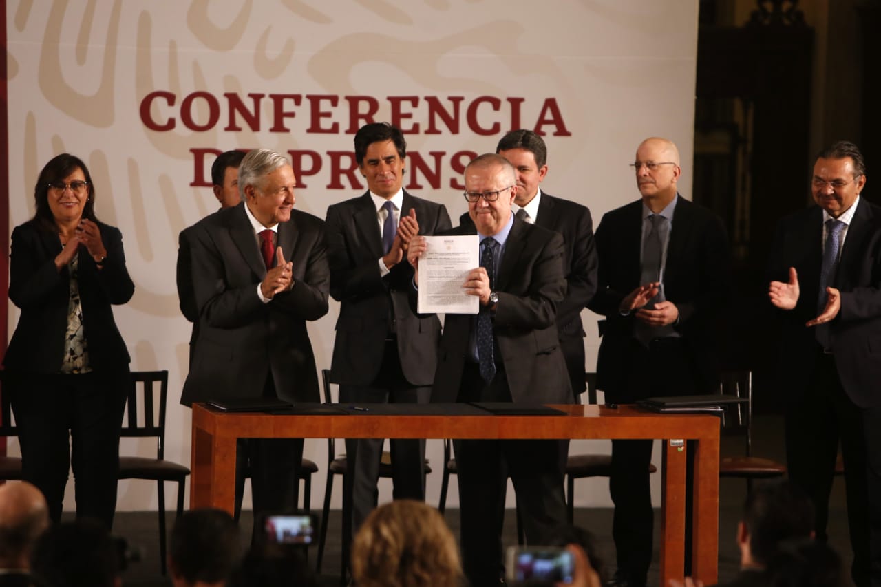 Felipe García-Moreno Rodríguez asiste a la firma del convenio para fortalecer las finanzas de Pemex/Ariana Pérez.