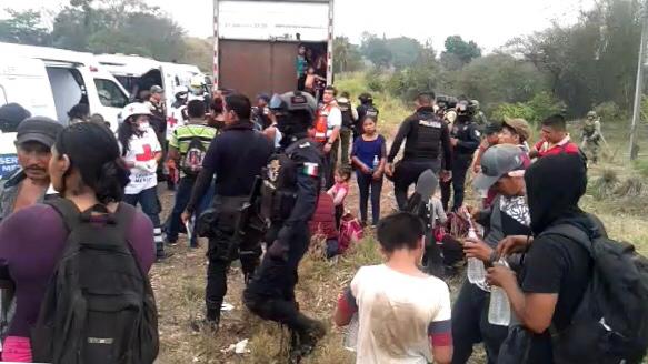 Los migrantes fueron abandonados en un camión. (Isabel Zamudio)