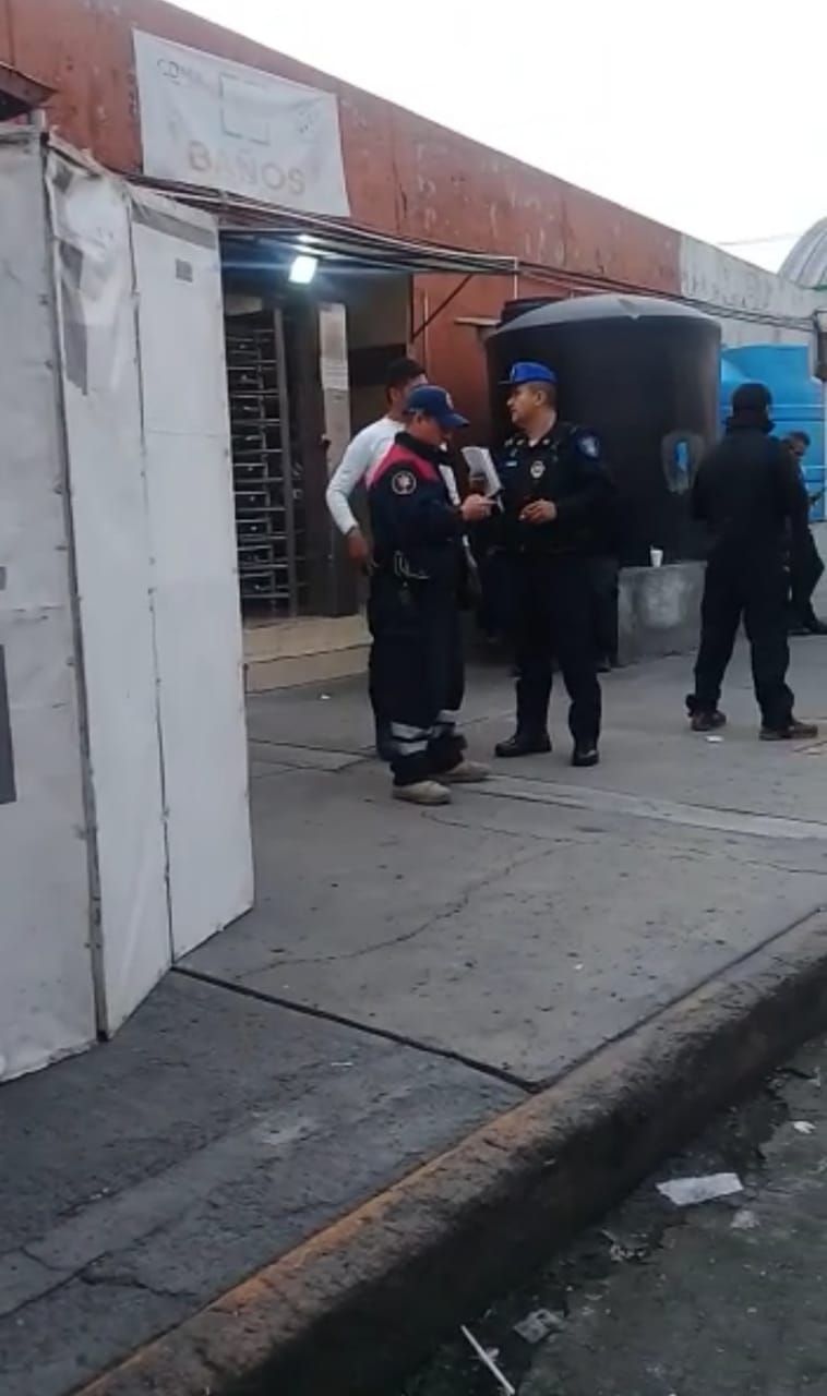 Policías de la Secretaría de Seguridad Ciudadana acordonaron la zona y el cuerpo fue cubierta con una cobija./César Velázquez