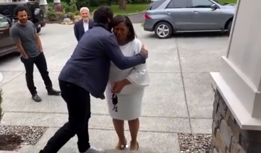 Russell Wilson regala casa a su mamá por el Día de las Madres (Especial)