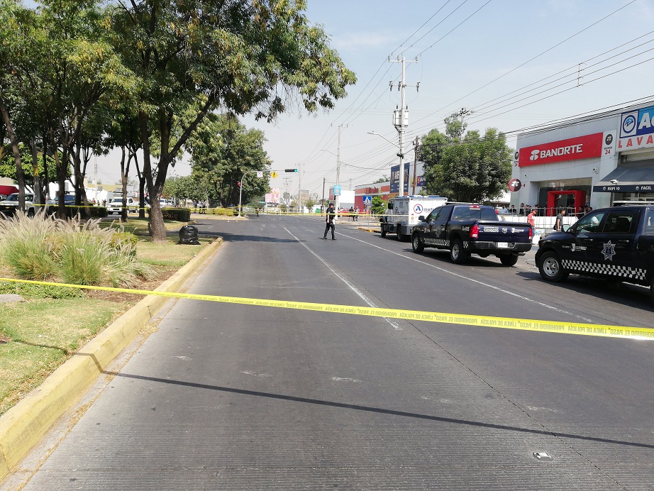 De acuerdo con testigos, la balacera duró pocos segundos, suficientes para generar caos en la zona.